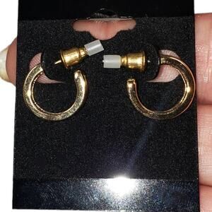 5/10 NWT Mini gold tone huggie earrings